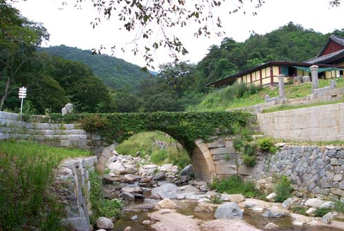 이 능파교를 건너야 부처님 진신치아사리를 친견 할 수 있다. 능파교는 세속의 마음을 청정하게 씻어버리고 진리와 지혜의 광명이 충만한 불·보살님들의 세계로 들어가는 다리라고 한다. 